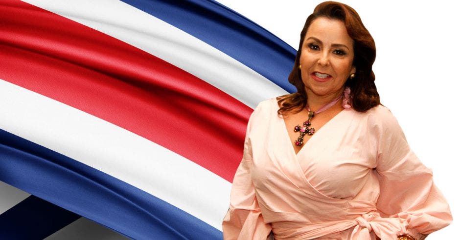 Mujer frente a bandera de Costa Rica