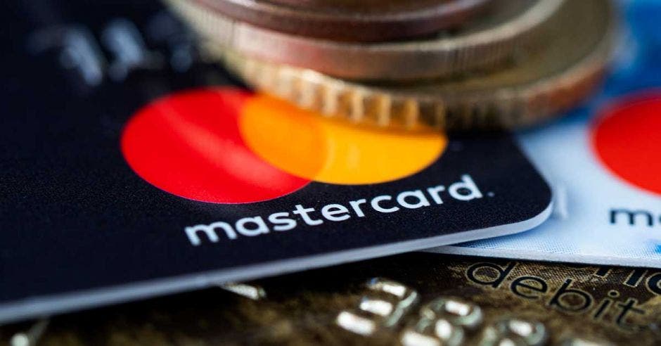 Tarjeta de Mastercard y monedas