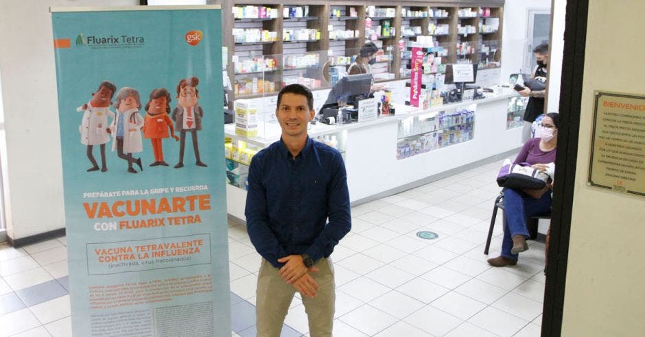 farmacéutico José Vargas frente a farmacia La Botica