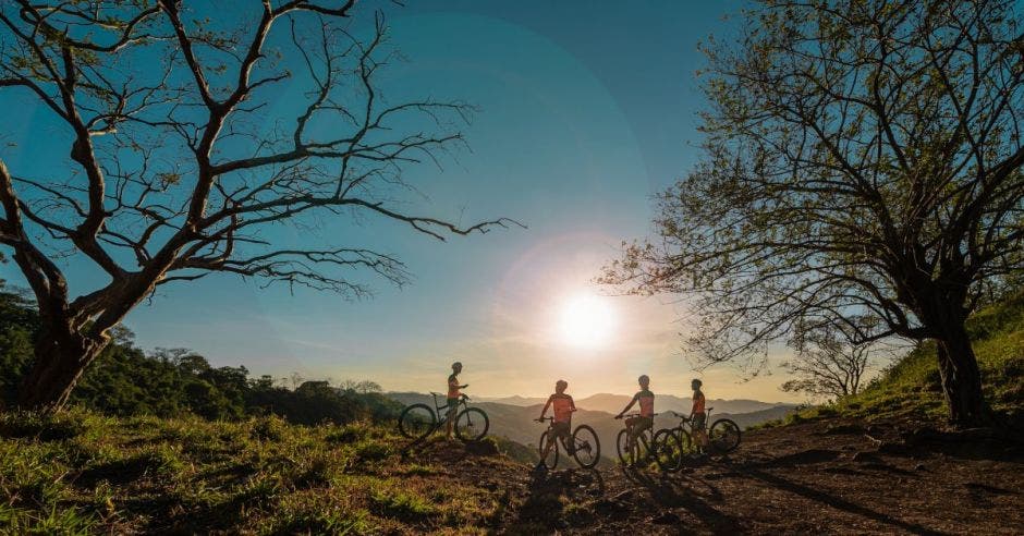 Ciclistas en atardecer