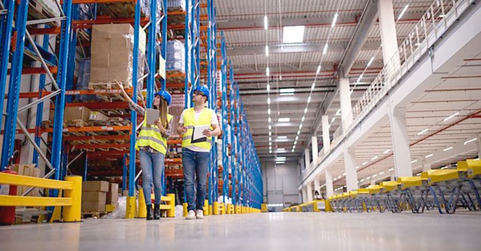 Una pareja trabajando en una nave logística