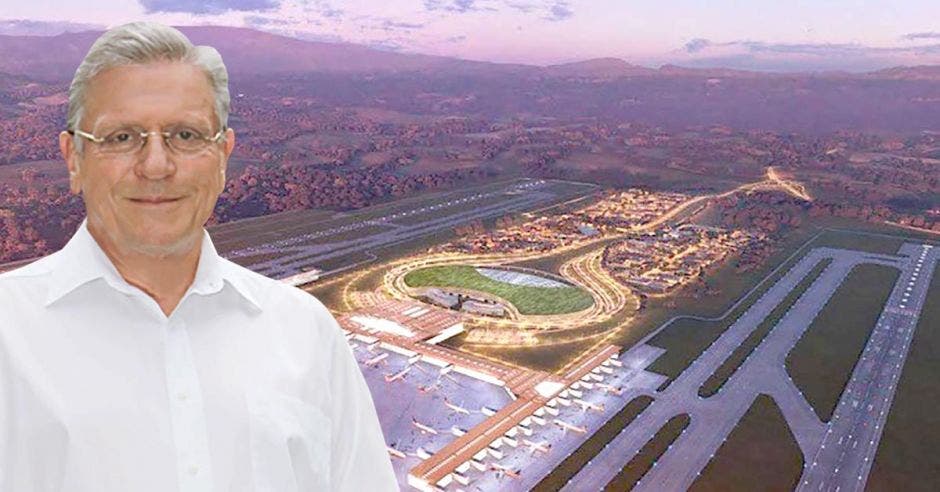 Rolando Araya con un render del aeropuerto de Orotina