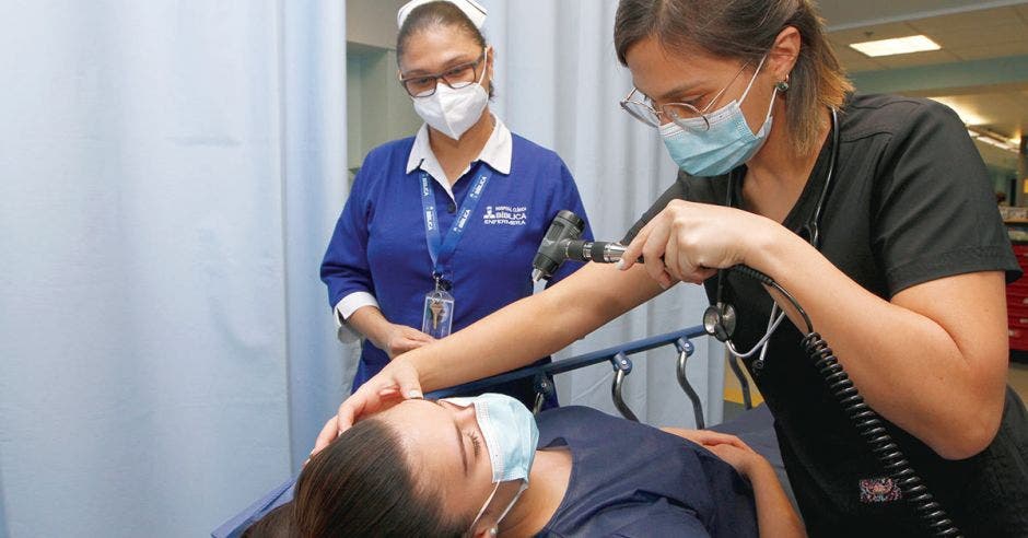 paciente siendo revisada por una doctora y una enfermera