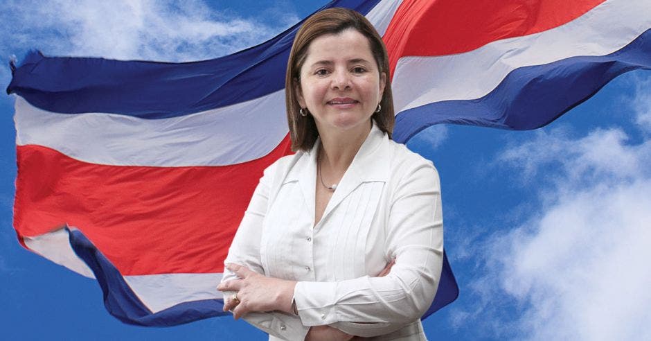 María Luisa Ávila con una bandera de Costa Rica al fondo