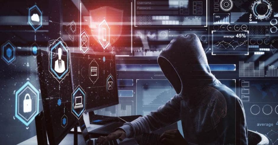Hacker frente a computadoras