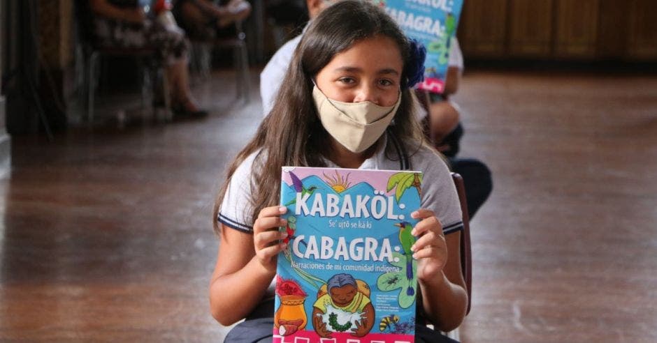 Niña con libro