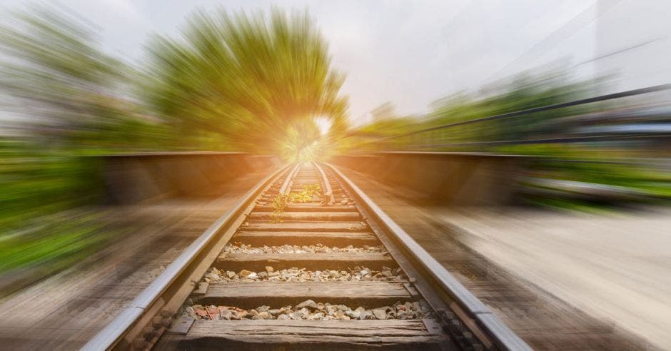 Una foto de la línea del tren con el sol de fondo