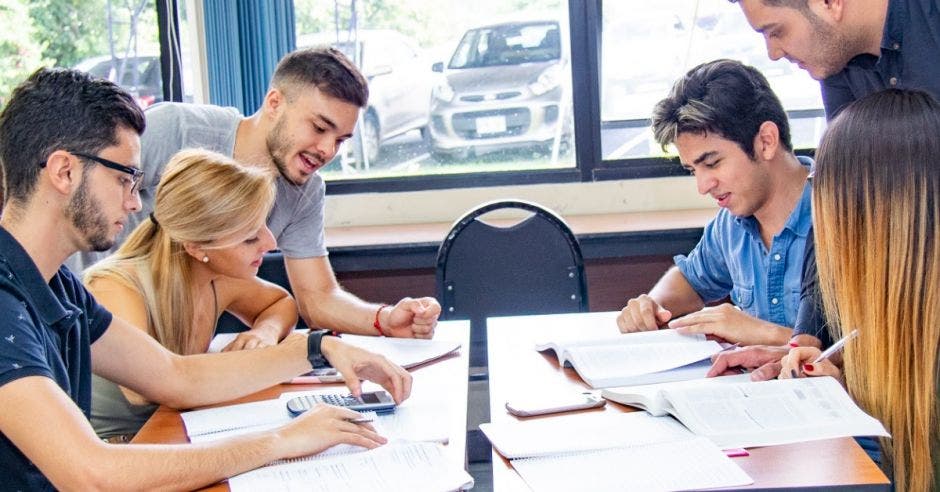 jóvenes en grupo estudiando en una mesa