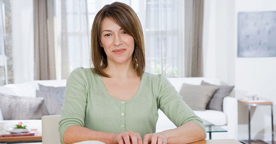 Mujer de blusa verde con discapacidad visual