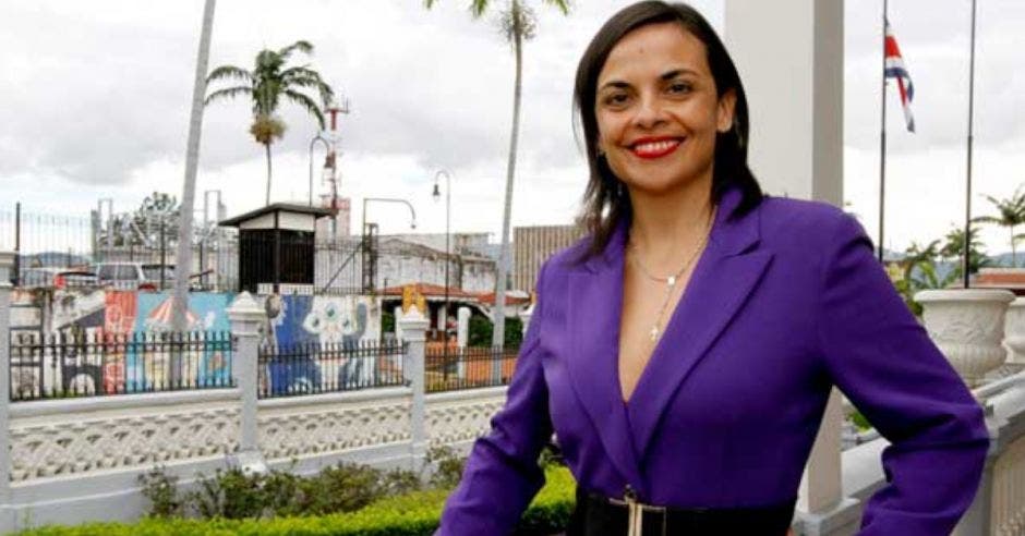 Mujer sonriente en balcón