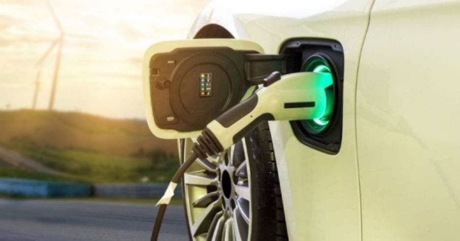 cargador de auto eléctrico