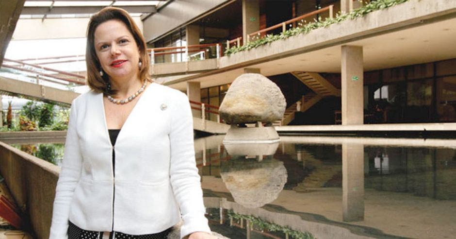 Mujer de blanco frente a agua