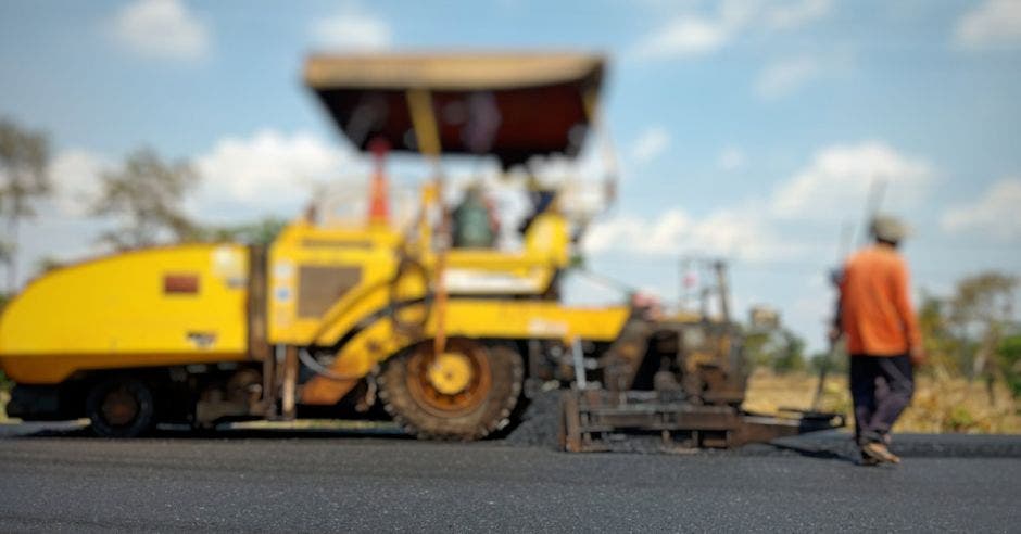 Foto de una calle recién construida con maquinaria de fondo