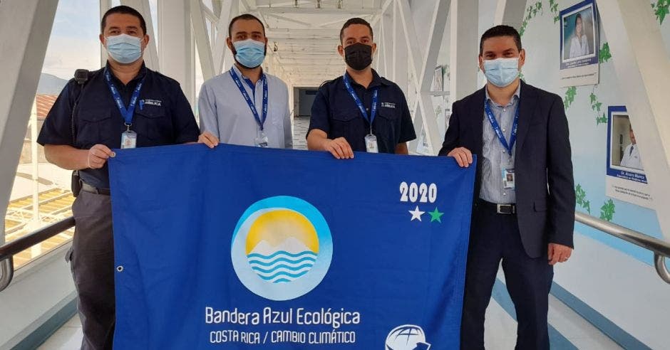 equipo del HCB mostrando la bandera azul