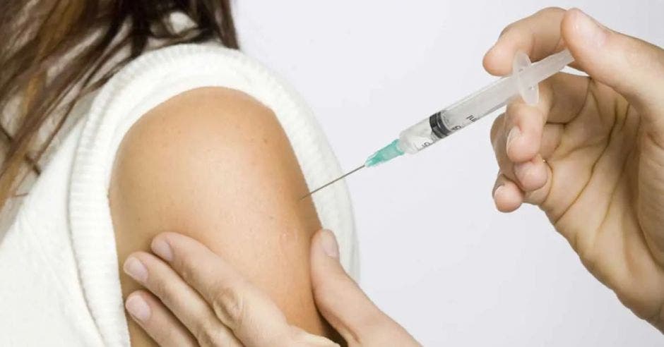 mujer siendo vacunada