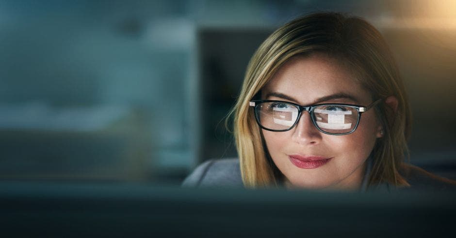 Mujer frente a computadora