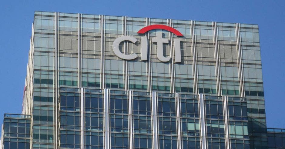 Edificio de un banco con letras de Citi