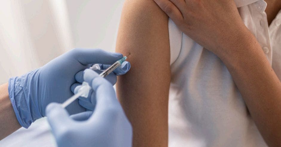 mujer siendo vacunada contra la Covid-19