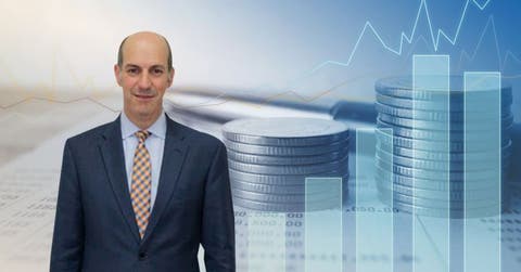 Rodrigo Cubero, con un arte de criptomonedas de fondo