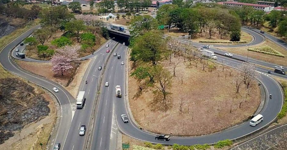 Toma aérea del paso por el Monumento al Agua, en la Uruca