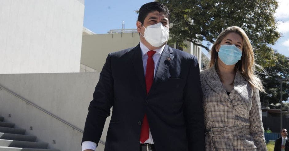 Carlos Alvarado, presidente y Claudia Dobles, primera Dama. Archivo/La República.