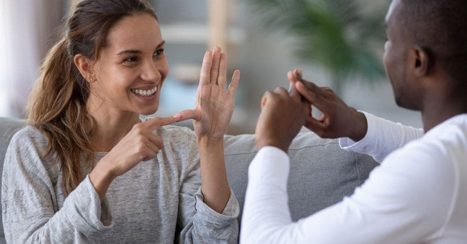 hombre y mujer comunicándose en lenguaje de señas