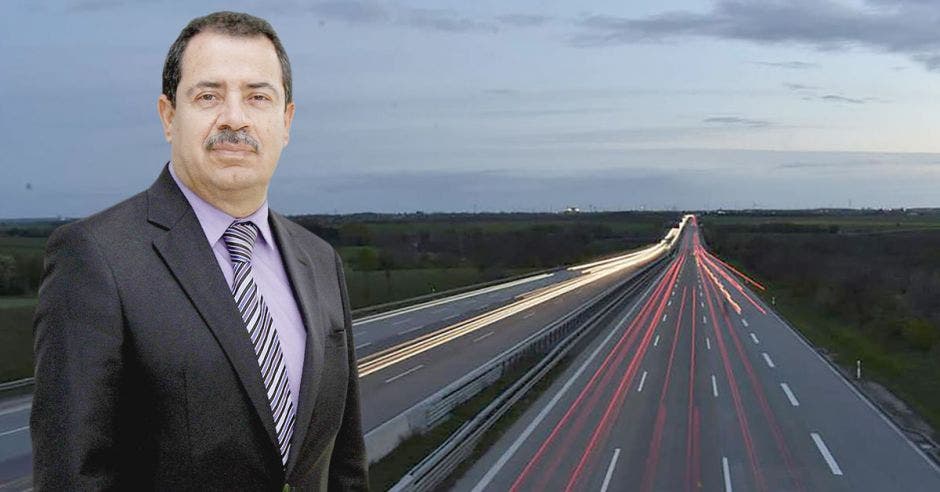 Mario Redondo, alcalde de Cartago, con un arte de una autopista de fondo