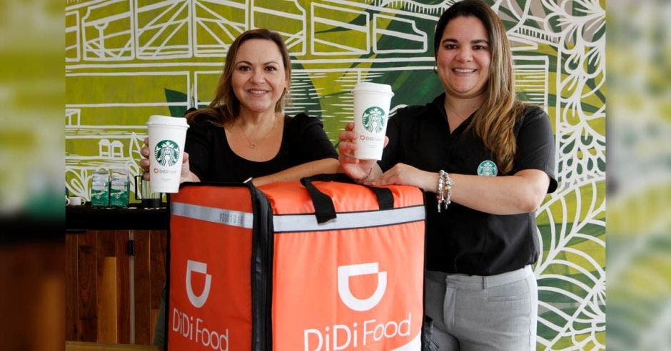 Carolina Murillo, Gerente de Comunicaciones para DiDi Food Centroamérica y Caribe junto a María José Gutiérrez, Jefe de Mercadeo Digital Starbucks CAM.