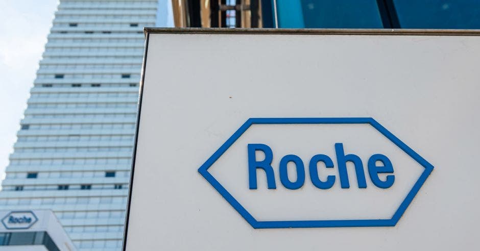 Rótulo de Roche en uno de los edificios de la empresa