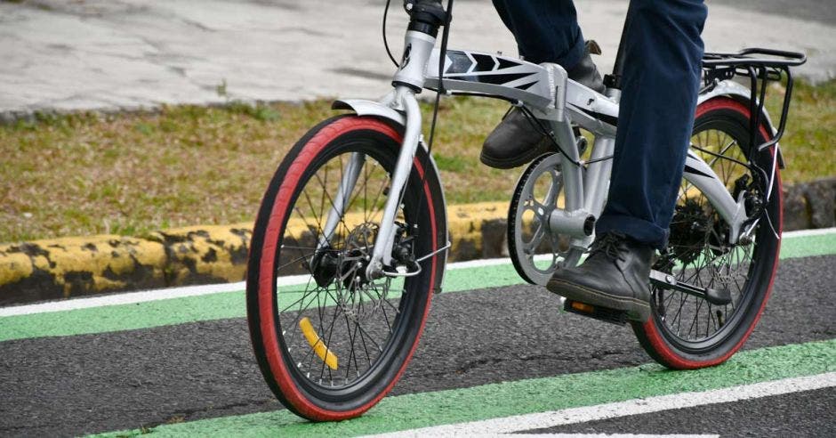 Una persona en bicicleta por la nueva ciclovía