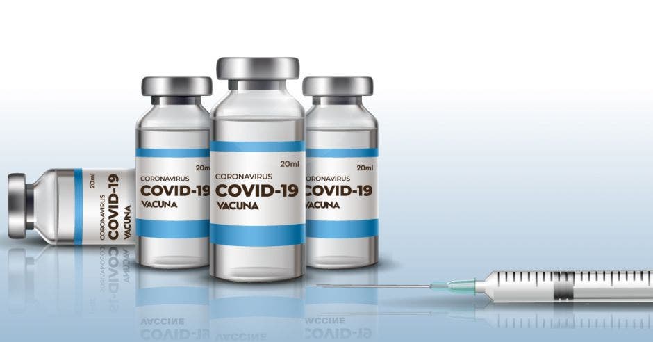 Cuatro frascos de vacuna contra la covid-19 y una jeringa