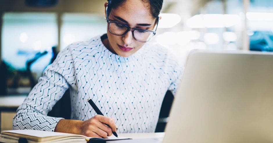 Mujer sentada frente a una computadora