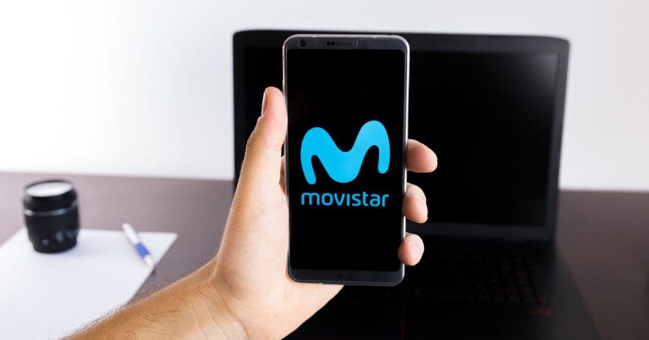 Persona con servicio celular de Movistar