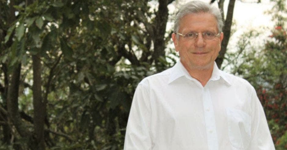 Hombre vestido con una camisa blanca