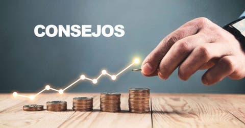Letras que dicen consejos y varias monedas en escalas