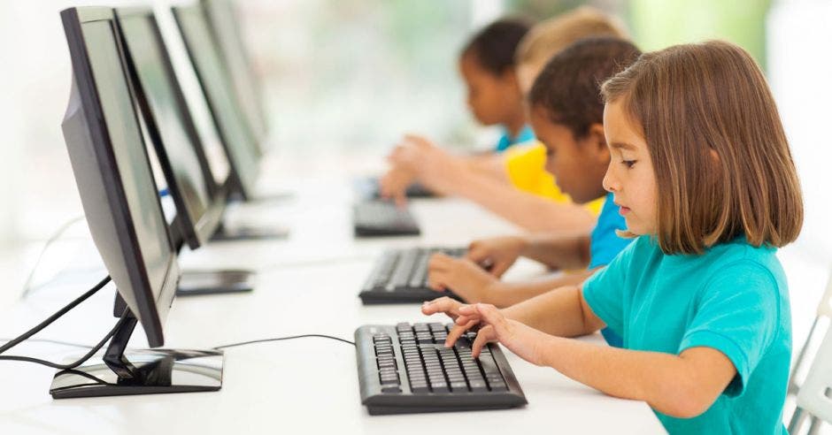 Niños usando computadoras