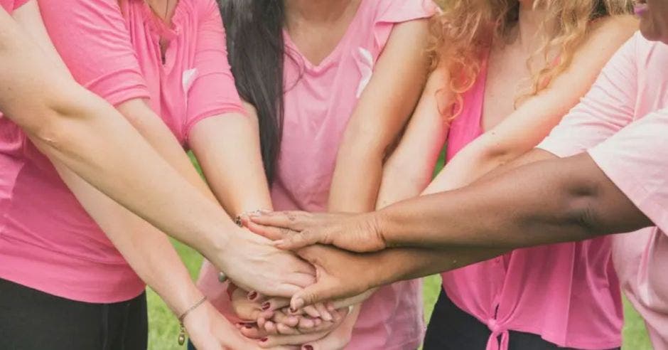 mujeres unidas vestidas de rosado
