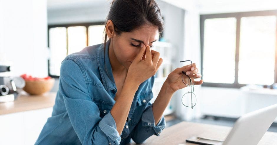 Mujer frente a una computadora estresada