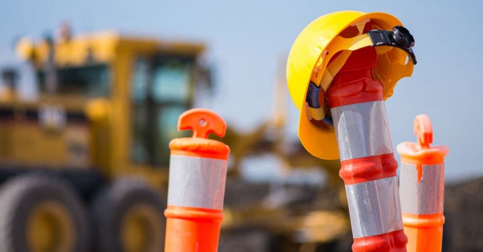 Un casco sobre un poste abatible en una carretera suspendida