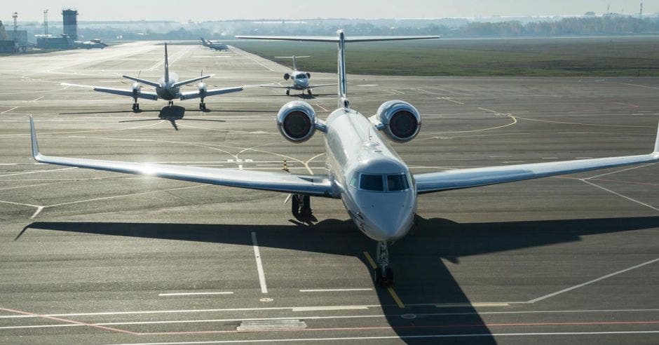 Tres aviones estacionados en una plataforma