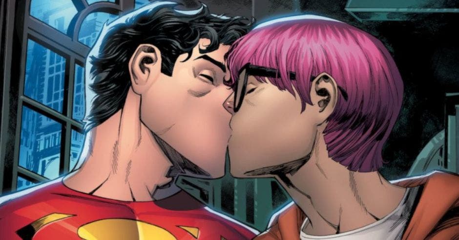 Superman besando a otro personaje