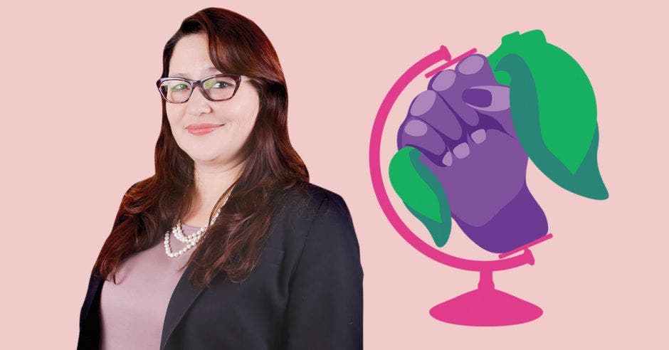 Larissa Arroyo junto a dibujo de puño morado agarrando un pañuelo verde (aborto libre)