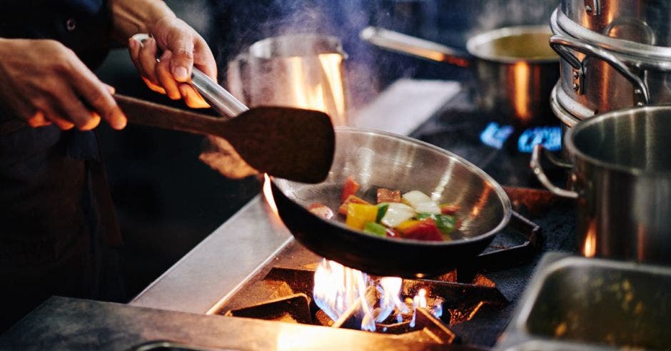 Una persona cocinando vegetales