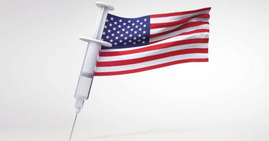 jeringa y la bandera de Estados Unidos