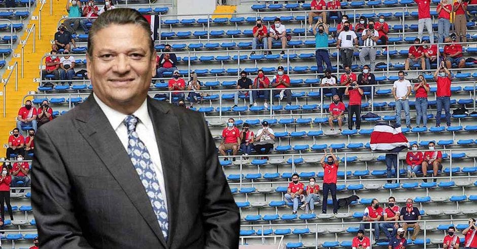 Johnny Araya con una foto de fondo de la gradería del Estadio Nacional