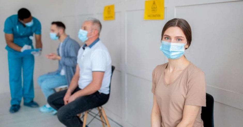 personas esperando a ser vacunadas contra la Covid-19