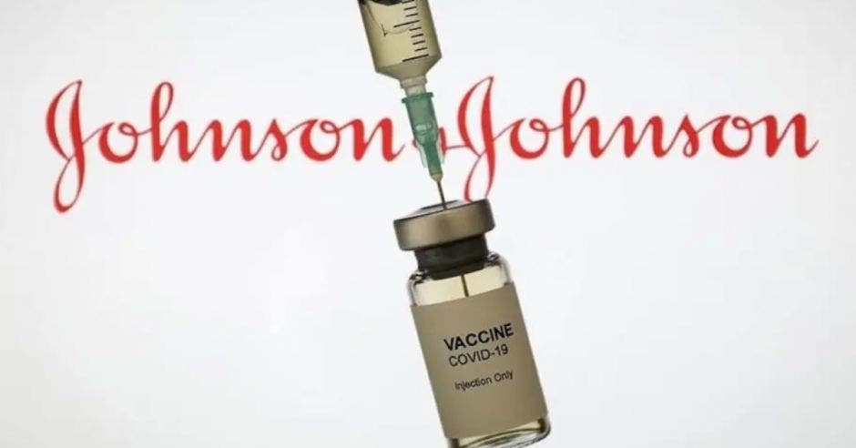 dosis de la vacuna J&J y su carca detrás