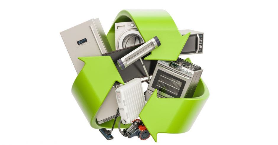 El símbolo de reciclaje con un puño de artefactos electrónicos dentro