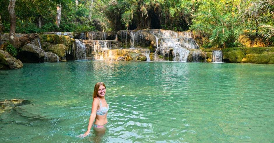 mujer en agua termal