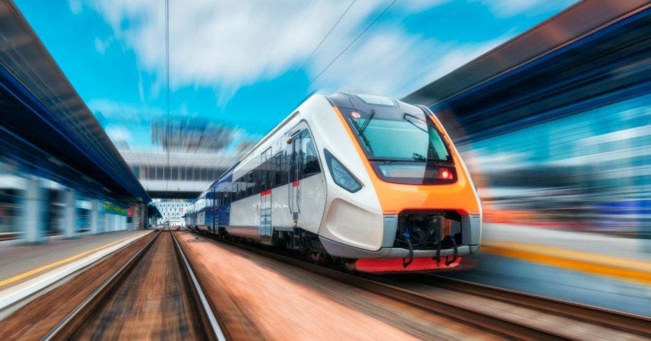 Foto de tren eléctrico saliendo de la estación